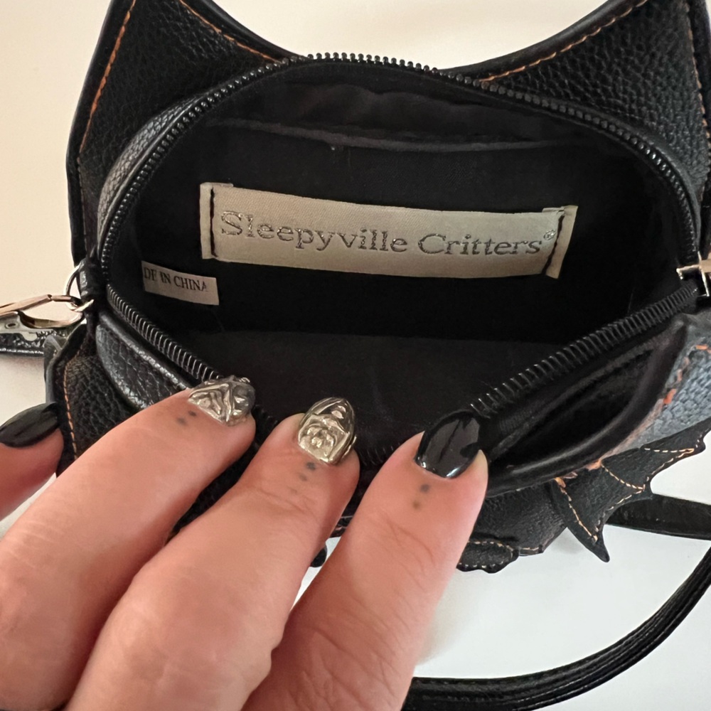 Black Bat-Shaped Crossbody Bag - Picture 4 of 7